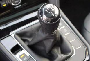 国产6座手动挡轿车视频,驾驭新体验，尽享家庭出行乐趣