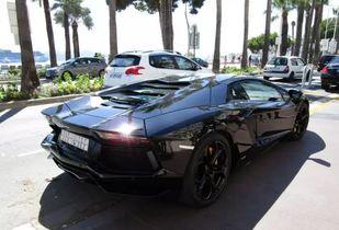 黑色车国产街拍视频,街头实拍，尽享国产豪车魅力